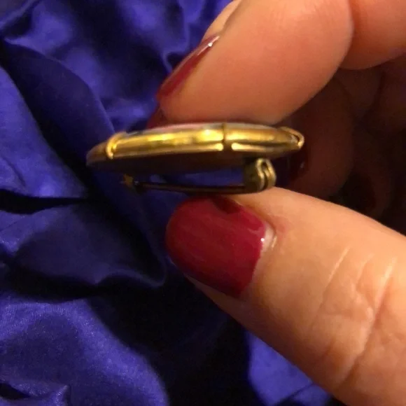 Antique Edwardian gilt edged, hand painted cameo pin with pink roses. - Picture 6 of 7